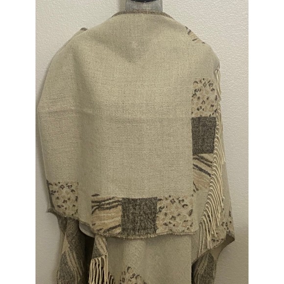 Adrienne Vittadini Reversible Herringbone fringe Shawl/Poncho One size - Picture 5 of 11